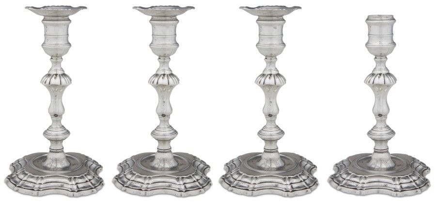 Deux paires de bougeoirs en argent et trois bobèches non poinçonnées d’époque GEORGES II. Ils reposent sur une base carrée à gradins, sont gravés d’armoiries dans la cuvette ainsi que d’un chiffre pour certains.
LONDRES 1746
Orfèvre : non identifiable
Poids : 1782 g - hauteur : 17,5 cm