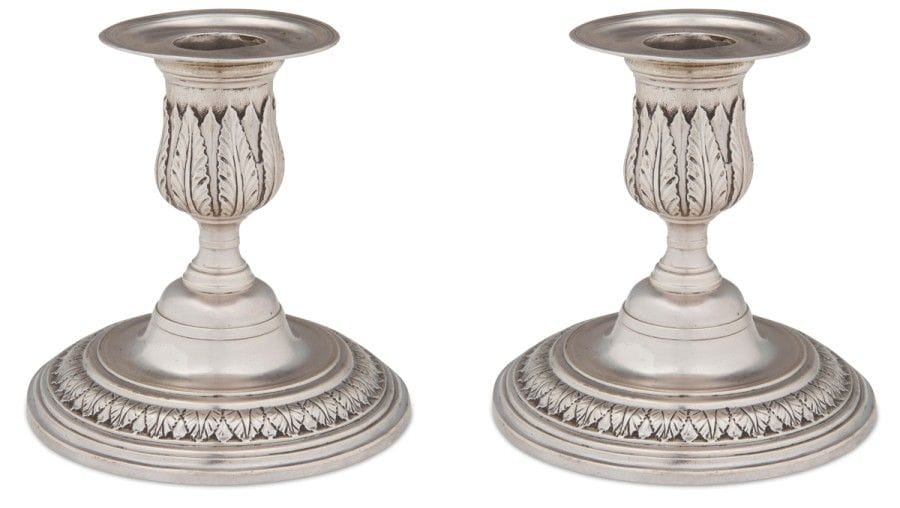 Paire de flambeaux de toilette en argent et ses bobèches, la base ronde ciselée de feuilles, l’ombilic mouluré de filets, le binet est ciselé d’un double rang de feuilles sur fond amati. Les bobèches sont unies - réparation sur l’une -.
PARIS 1737 - 1738

Maître orfèvre : F une rose avec sa tige et des pétales l’autre lettre illisible. 
Une étiquette les attribue à François BELPREY reçu en 1718.

Poids : 660 g - hauteur : 10,4 cm - diamètre : 10,6 cm

Ancienne collection de Monsieur et Madame Henry VIGUIER.
Vente du jeudi 21 mars 1968, sous le numéro de lot 188, reproduit au catalogue. Pas d’attribution de maître orfèvre.