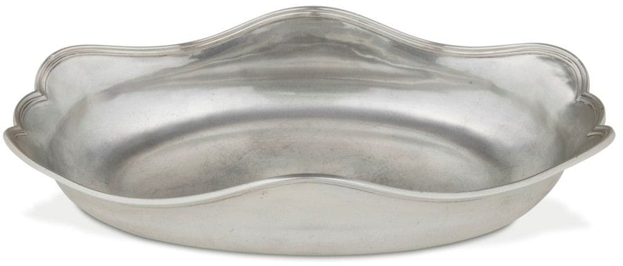 Aiguière et un bassin en argent. De forme balustre, l’aiguière repose sur un piédouche mouluré de filets, le corps est ceinturé de deux ronds de joncs, le couvercle à doucine terminé par une prise en toupie, le bec verseur en bec de canard, l’anse à enroulement. Le bassin est mouluré de filets.

PARIS 1744 - 1745 pour le bassin, 1747 - 1748 pour l’aiguière
Maître orfèvre : Michel de LAPIERRE, reçu en 1737

Poids : 1350 g 
Bassin : longueur : 31 cm - largeur : 17,9 cm
Aiguière : hauteur : 22,3 cm