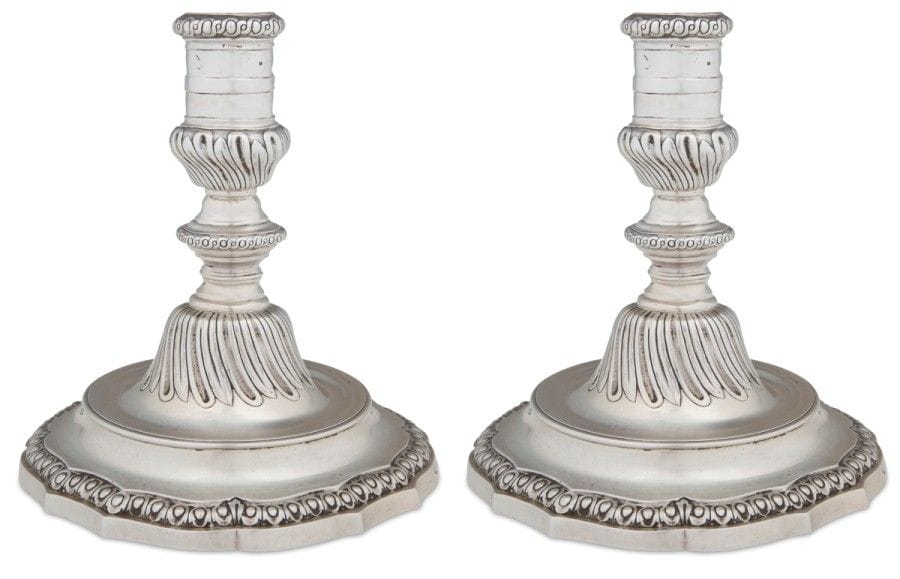 Paire de bougeoirs de toilette en argent reposant sur une base à douze contours rehaussée d’oves, l’ombilic porte des cannelures torses en rappel sur le haut du fût séparé par un noeud d’entrelacs d’oves en rappel sur la bordure du binet.

PARIS 1784 - 1785
Maître orfèvre : Guillaume-Jean-Baptiste GOUFFE, reçu en 1775

Poids : 690 g - hauteur : 14 cm