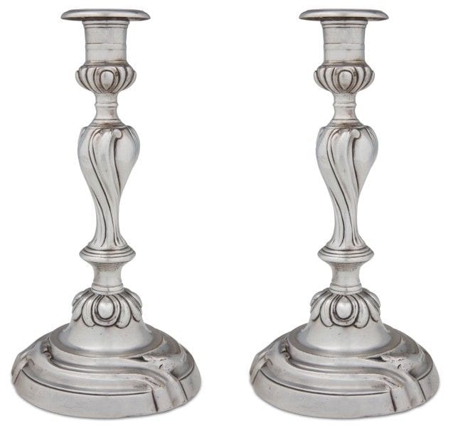 Paire de bougeoirs et leurs bobèches anciennement en métal plaqué, réargentés, de style Louis XVI.
FRANCE, XVIIIe siècle
Hauteur : 25,5 cm