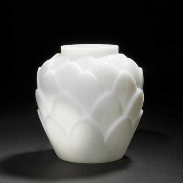Pierre D’AVESN (1901-1990)
Artichaut 
Vase en verre opaque moulé-pressé. Années 1930. Signé D’AVESN sous la base. H. 19?cm
