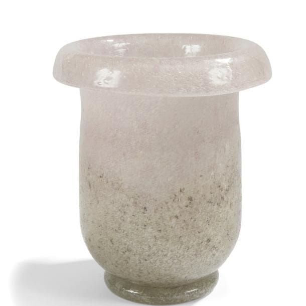 Jean SALA (1895-1976)
Vase légèrement tronconique à col renversé. Épreuve en verre finement bullé et traité en dégradé du gris au rose pâle, moucheté de brun et de mandarine en partie basse. Infimes égrenures en pourtour de la base. H. 19,5?cm
