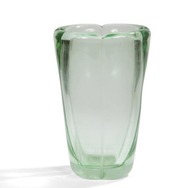 DAUM Nancy France
Haut vase en cornet quadrilobé. Épreuve en cristal teinté vert d’eau. Rayures éparses à l’intérieur. Signé DAUM Nancy France à la Croix de Lorraine, gravé vers de la base. H. 27?cm