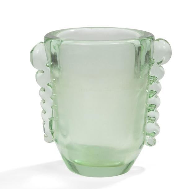 DAUM Nancy France
Vase rouleau à base tronconique et à deux anses modelées et collées à chaud. Épreuve en cristal teinté vert d’eau. Altérations à l’intérieur. Signé DAUM Nancy France à la Croix de Lorraine, gravé vers de la base. H. 18,5?cm
