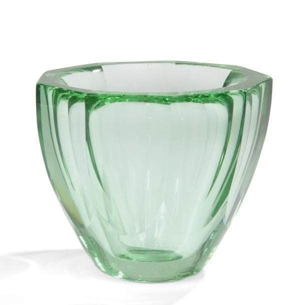 DAUM Nancy France pour La MARQUISE de SÉVIGNÉ
Vase évasé à côtes taillées. Épreuve en cristal teinté vert d’eau. Signé DAUM Nancy France à la Croix de Lorraine et porte la mention La Marquise de Sévigné, gravés vers de la base. 9 x13?x?13?cm