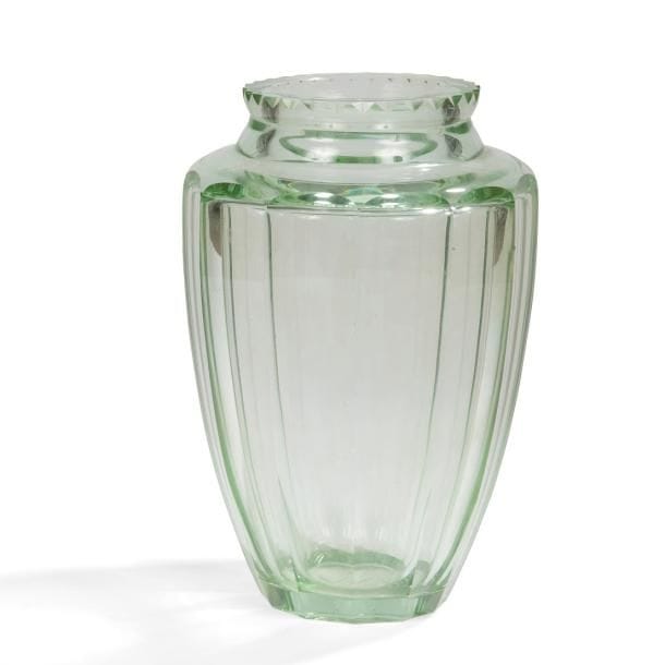 DAUM Nancy France 
Haut vase balustre côtelé et au col annulaire achevé taillé. Épreuve en cristal teinté vert d’eau. Signé DAUM Nancy France à la Croix de Lorraine vers de la base. H. 25,5?cm
