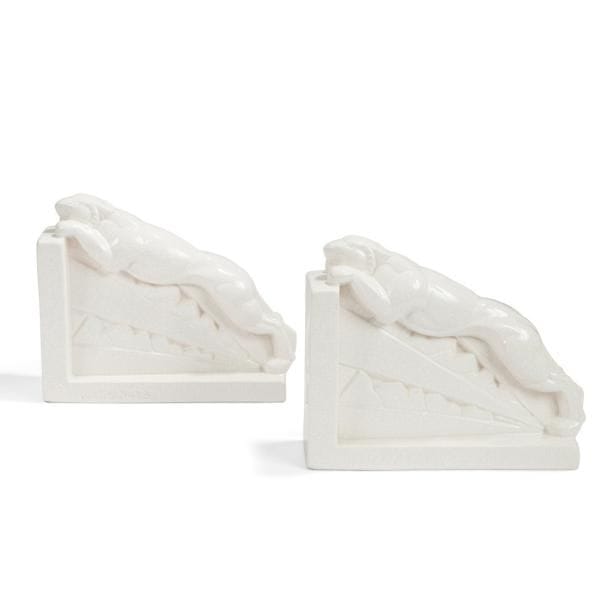 Charles LEMENCEAU (1905-1980) Sculpteur & Faïencerie de SAINT-CLEMENT
Pumas bondissants
Paire de serre-livres. Épreuves en céramique émaillée ivoire craquelé. Chaque pièce signée LEMENCEAU et marquée ST-CLEMENT France. Chaque?: H. 21?cm – L. 25?cm