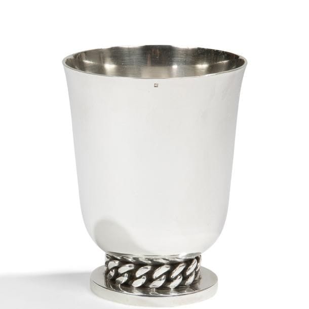 Jean DESPRÈS (1889-1980)
Timbale en métal argenté, la base au décor tournant en application d’une chaîne à maillons plats. Signée J. DESPRÈS sous la base et porte le poinçon de Maître Orfèvre. H. 9?cm 