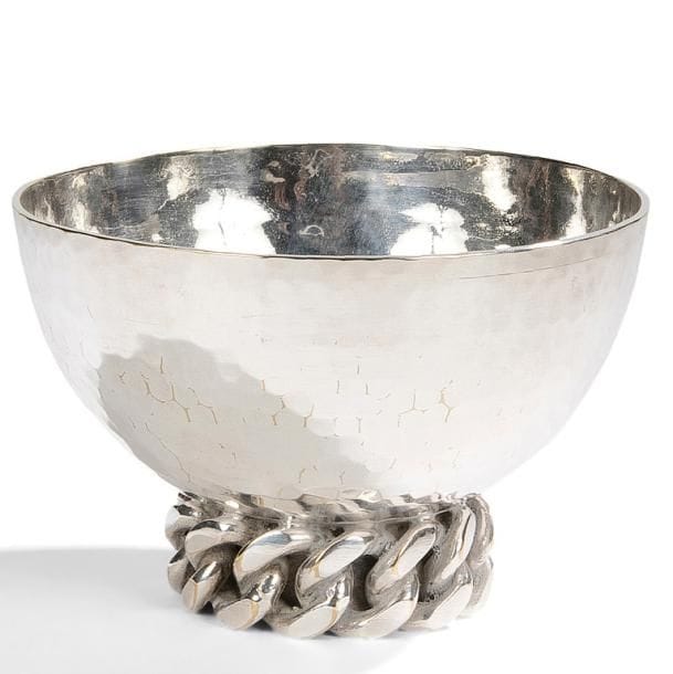 Jean DESPRÈS (1889-1980)
Coupe sur talon en métal argenté à surface martelée. Décor d’une chaîne à maillons plats en application sur le pourtour du talon. Usures à l’argenture sur la gourmette. Signée J. DESPRÈS à la pointe sous la base. H. 7?cm D. 11?cm
