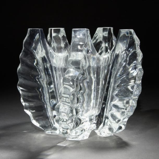 Marc LALIQUE (1900-1977) pour la Maison LALIQUE
Mondragon, le modèle créé en 1952
Important vase. Épreuve en cristal moulé. Marqué du cachet LALIQUE France vers la base. H. 25?cm
