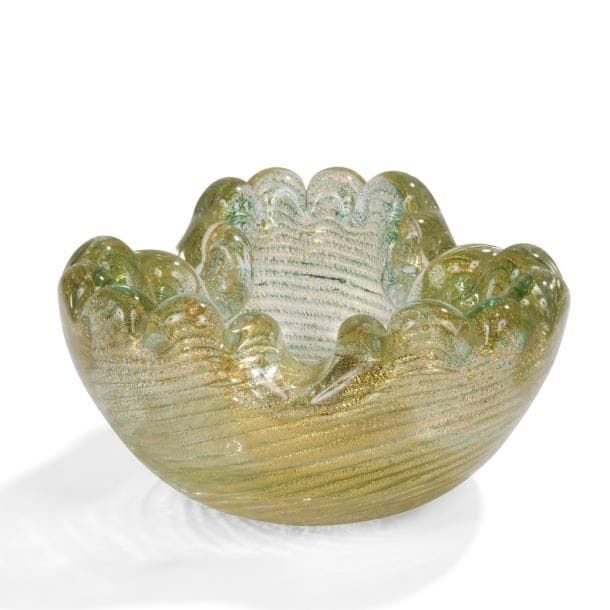 BAROVIER & TOSO à MURANO
Coupe mouvementée en verre au décor d’inclusions or et vertes. Signée et située BAROVIER & TOSO Murano, à la pointe sous la base. H. 8?cm – D. 14?cm