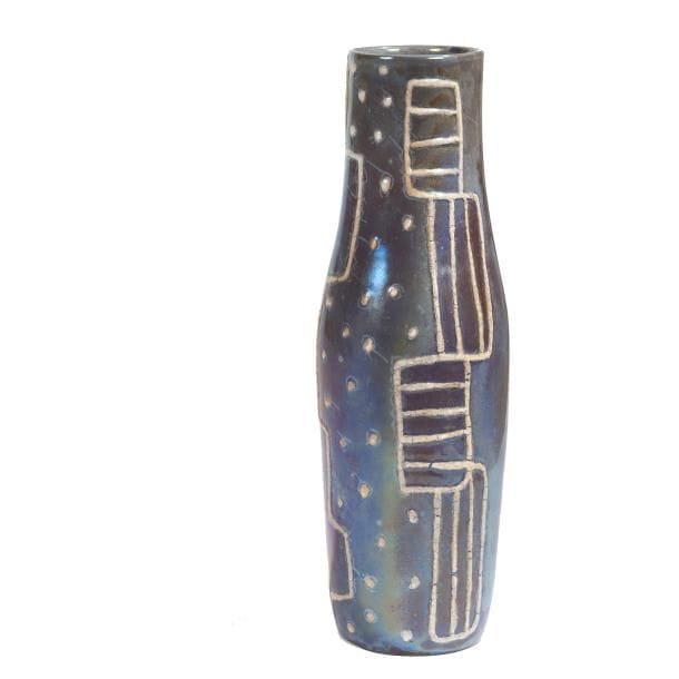 Guerrino TRAMONTI (1915-1992) à Faenza - Italie
Haut vase obus à large col annulaire. Épreuve en faïence émaillée et au lustre métallique. Décor abstrait en relief à l’émail ivoire. Années 1950. Signé et situé TRAMONTI Faenza sous la base et porte l’étiquette d’époque de la galerie de Faenza. H. 37?cm À noter?: Guerrino Tramonti est l’un des principaux acteurs de l’art de la céramique dans l’Italie de l’après-guerre. Son œuvre a fait l’objet d’une rétrospective à Urbino en 2010. Une fondation, portant son nom et installée à Faenza, a été créée cette même année.