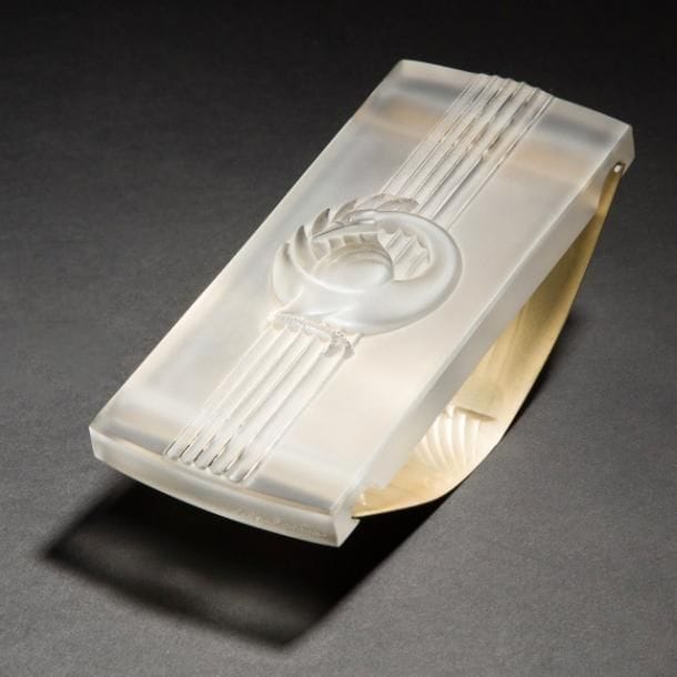 Maison LALIQUE
Cygne
Tampon-buvard. Épreuve en cristal moulé-pressé et satiné. Signé LALIQUE®France à la pointe sur la tranche. L. 18?cm 
