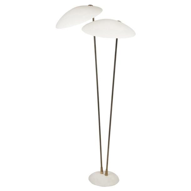 ITALIE 1950 dans le goût de STILNOVO
Lampadaire à deux lumières. Les deux fûts en laiton accueillent, chacun, un abat-jour orientable en tôle (re)laquée blanc et reposent sur une base bombée, également (re)laquée blanc. H. 127?cm