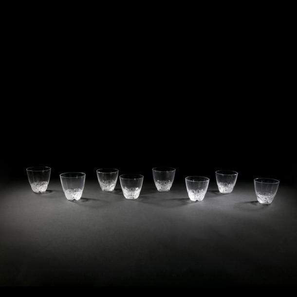 Maison LALIQUE d’après un modèle de Marie-Claude LALIQUE (1935-2003)
Série de 8 verres composée de 5 moyens et 3 grands. Épreuves en cristal soufflé-moulé et, en partie, satiné. Chacun signé LALIQUE®France à la pointe sous la base. H. variables de 8,5 à 9,5?cm
