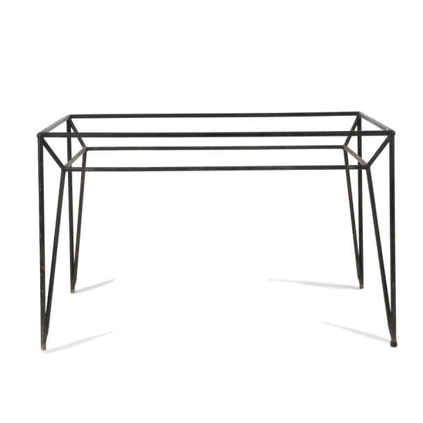 TRAVAIL DES ANNÉES 1950
Pied de table en métal tubulaire laqué noir. Vendu sans dessus. 75?x?120?x?80?cm