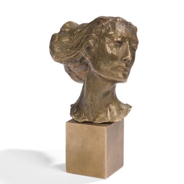 Louis DERBRÉ (1925-2011)
Tête de femme 
Sculpture. Épreuve en bronze à patine mordorée. Inscrit sur le socle Municipalité Service et porte le cachet signature DERBRÉ. H. totale?: 13,5?cm 