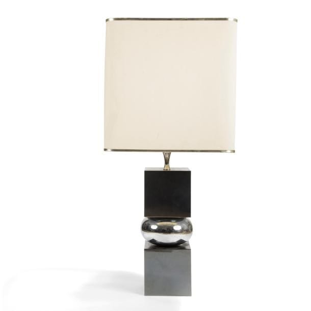 ANNÉES 1970
Lampe de salon, le pied en métal chromé, l’abat-jour en tissu bordé argent. Légères déformations à l’abat-jour.
H. 85?cm