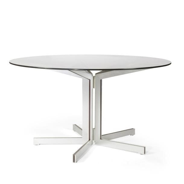 ANNÉES 1970 
Table ronde salle à manger. Pied en étoile réalisé en aluminium, les entretoises en bois exotique. Dessus en verre fumé.
H. 71?cm – D. 129?cm