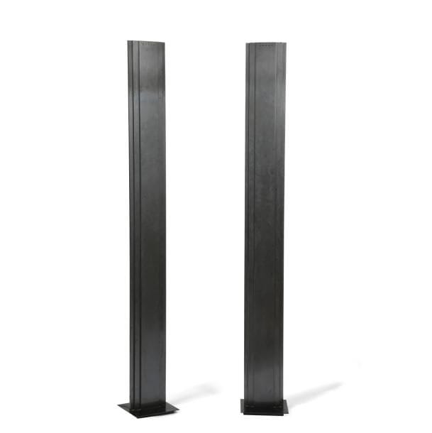 ANNÉES 1980
Paire de lampadaires minimalistes. Fûts méplats à gradins en métal laqué anthracite. Bases carrées laquées noir.
H. 184?cm