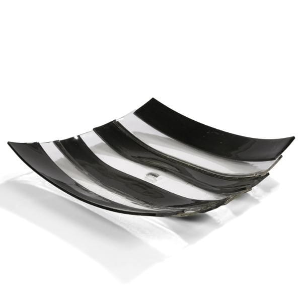 Enzo MARI (né en 1932) & CORSI Design Factory Éditeur 
Piatto Fasce, [2012]
Large plat quadrangulaire. Épreuve en lames de résine noire et transparente alternées. Cachet en creux au centre CORSI, marqué Esercizio di EM à la pointe dans un angle. 45?x?43?cm
Important?: Il sera remis un certificat d’authenticité de l’éditeur.