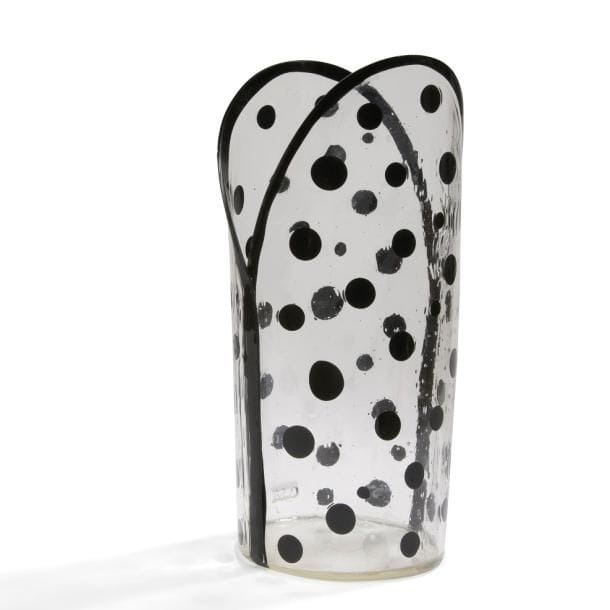 Enzo MARI (né en 1932) & CORSI Design Factory Éditeur
Pois Doppio, [2012]
Vase en forme de tiare papale. Épreuve en lames de résine transparente à décor de pois noirs. Cachet en creux CORSI vers la base, marqué Esercizio di EM à la pointe sous la base. H. 33,5?cm
Important?: Il sera remis un certificat d’authenticité de l’éditeur.