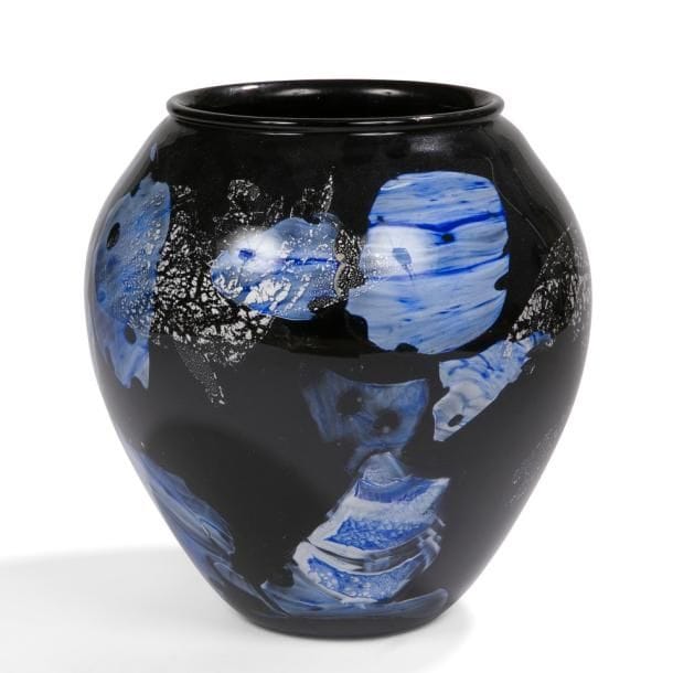 Yves BATREL (1946-2009)
Vase balustre. Épreuve en verre à décor intercalaire abstrait noir, bleu et blanc, et de feuilles d’argent éclatées en inclusions. Signé du monogramme YB et daté 2002 sous la base. H. 25?cm