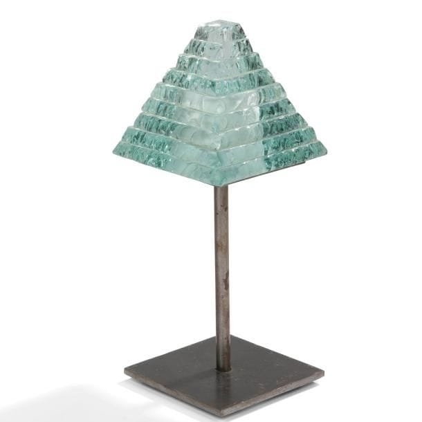 Laurent BEYNE (né en 1965) 
Petite lampe de table. Pied en métal, abat-jour pyramidal en verre dépoli et grugé. Éclats épars. Édition Atelier des deux ailes. Signée Laurent BEYNE et daté 91 à la pointe sous l’abat-jour.
H. totale 25,5?cm