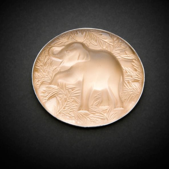 Maison LALIQUE d’après un modèle de Marie-Claude LALIQUE (1935-2003)
Hibou 
Broche en cristal moulé-pressé, achevé satiné, sur tain miroir orange. Platine en métal argenté. Signée LALIQUE France au revers de la platine. L. 6,5?cm
