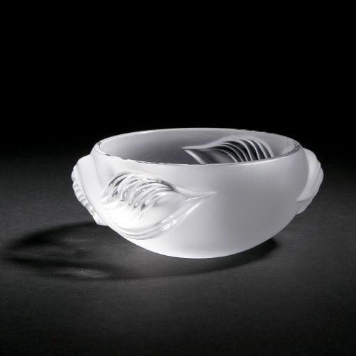 Maison LALIQUE d’après un modèle de Marie-Claude LALIQUE (1935-2003)
Coupe circulaire creuse. Épreuve en cristal pressé-moulé et, en partie, satiné. Non signée. H. 6,5?cm – D. 14?cm
