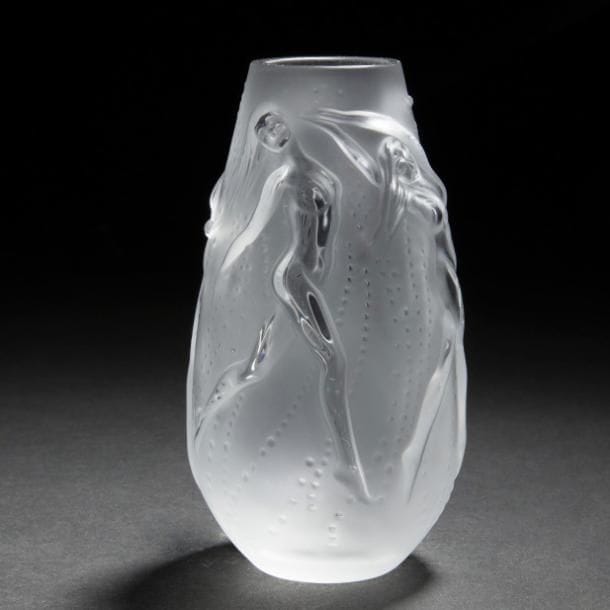 LALIQUE France 
Nymphes
Vase. Épreuve en cristal pressé-moulé et, en partie, satiné. Dans son coffret d’origine. Signé LALIQUE®France et daté 2014 à la pointe sous la base. H. 14,3?cm
