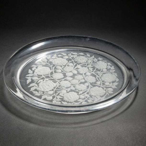 Maison LALIQUE 
Dahlia
Grand plateau circulaire. Épreuve en cristal moulé-pressé au décor en creux et satiné. Signé LALIQUE France au revers. D. 39?cm

