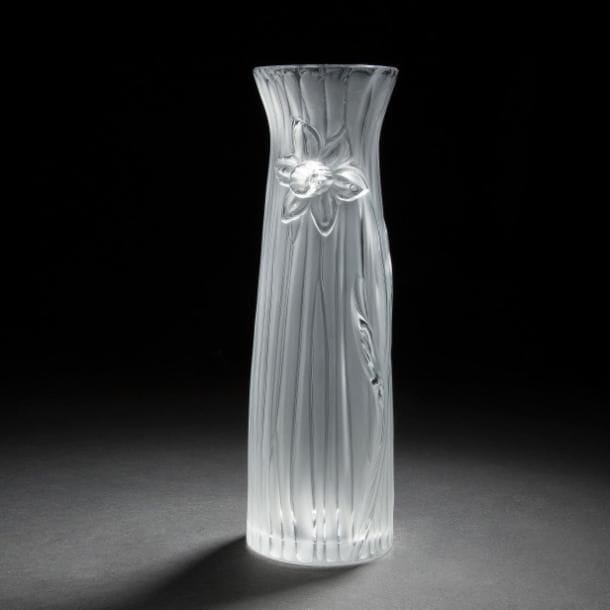 LALIQUE France 
Jonquille, modèle créé en 2002
Vase. Épreuve en cristal soufflé-moulé et, en partie, satiné (Réf. Catalogue général Lalique 2012 : 1257700). Dans son coffret d’origine. Signé LALIQUE®France en lettres cursives sous la base. H. 27?cm
