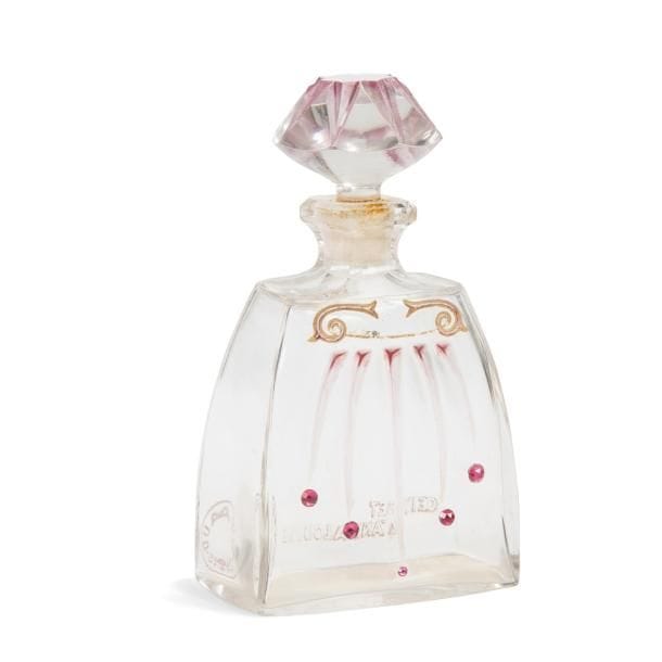 VICTORIA-RIGAUD Parfums
Œillet d’Andalousie, années 1910
Flacon à parfum en verre, les reliefs patinés et rehaussés à l’or, les cabochons, façon saphir, collés à chaud. Marqué sous la base et titré au dos. H. 11,5?cm
