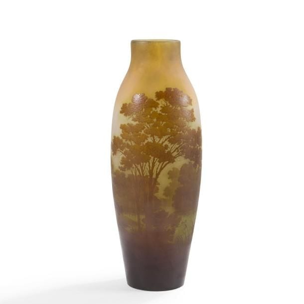 Établissements GALLÉ (1904-1936)
Paysage lacustre en automne
Très haut vase ovoïde à large col annulaire. Épreuve en verre multicouche au décor tournant dégagé à l’acide, traité olive et ambre sur fond vert nuancé. Signé GALLÉ, en réserve gravé en camée à l’acide. H. 52?cm

