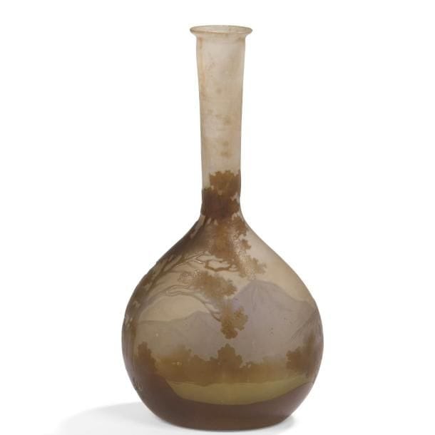 Établissements GALLÉ (1904-1936)
Paysage lacustre sur fond de montagnes
Vase soliflore à panse piriforme méplate. Épreuve en verre multicouche au décor dégagé à l’acide, traité brun et mauve sur fond gris-blanc. Signé GALLÉ, en réserve gravé en camée à l’acide. H. 16?cm
