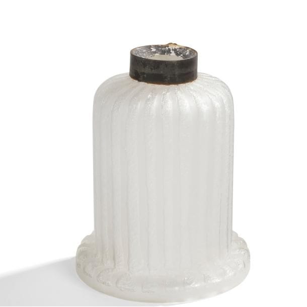 DAUM Nancy France
Pied de lampe en forme de cloche. Épreuve en verre blanc à décor givré de cannelures gravées en réserve à l’acide. Bague de fixation en métal. Signé DAUM Nancy France à la Croix de Lorraine. H. 17,5?cm
