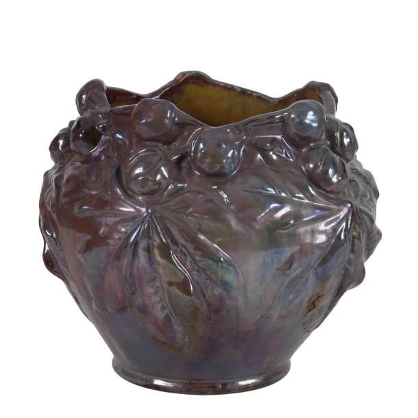 Louis MAJORELLE (1859-1926) & Céramique de RAMBERVILLERS
Branches de marronnier
Important cache-pot à décor en haut-relief. Épreuve en céramique émaillée et irisée. Cheveu vers la base. H. 29?cm – D. 34?cm
