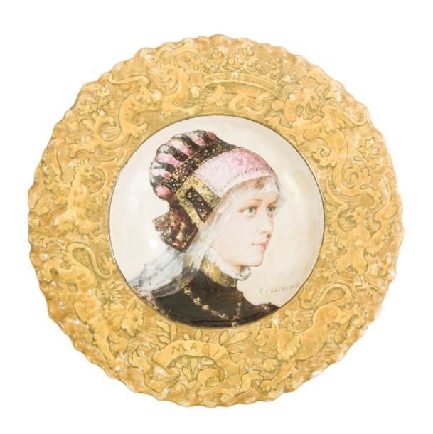 Edmond LACHENAL (1855-1948)
Marie, 1885
Plat creux à pourtour chantourné. Épreuve en céramique émaillée polychrome, le portrait au centre, le marli au décor héraldique. Circa 1885. Petites usures au pourtour. Signé dans le décor et contresigné et daté au dos. D. 34?cm
