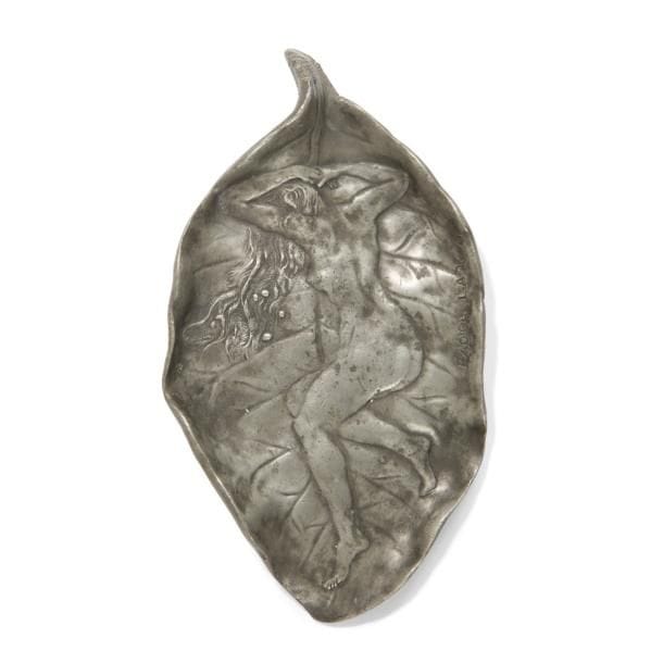 Raoul LARCHE (1860-1912) Sculpteur & SIOT-DECAUVILLE Fondeur
Nu lové sur une feuille
Coupe vide-poche. Épreuve en fonte d’art d’étain. Altérations à la tige de la feuille. Signée Raoul LARCHE sur la feuille et porte le cachet de fondeur au revers. L. 16?cm

