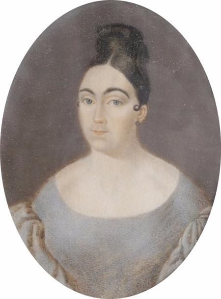 Femme brune à mi-corps en chignon-coque et accroche-cœur, robe bleu-gris à manches ballon, époque Romantique, vers 1830.
Miniature du XIXe siècle, ovale 7,8 x 6,6 cm : cadre en bois noirci, rect. 14,2 x 13,6 cm
