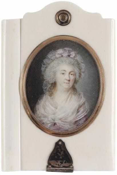 Portrait de femme en perruque poudrée, une guimpe transparente sur sa robe mauve, ruban assorti dans sa voilette de dentelle, vers 1785
Miniature d’époque Louis XVI sur un carnet à six tablettes avec restes de manuscrit à la mine de plomb (manque le crayon), rect. à bord supérieur mouvementé, H. totale 11 x 7,5 cm ; on lit sur l’avant-dernière tablette : Fournès  /  21 Barbet  /  Jouy