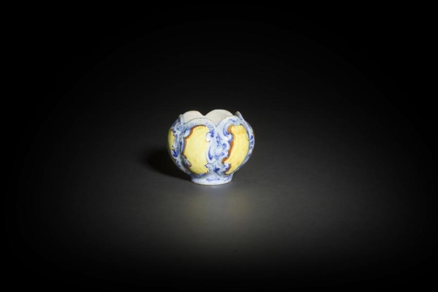 Vénétie
Petite coupe à décor incisé rehaussé en brun, jaune et vert d’un oiseau parmi des feuilles. 
XVIIe siècle. 
L. 11 cm
Éclats et manques. 
On y joint une petite coupe ovoïde du XIXe siècle à décor bleu et jaune.
