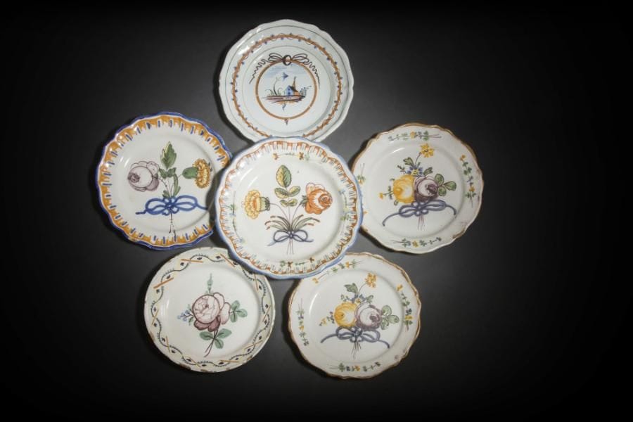 Roanne et Nevers
Six assiettes à bord contourné en faïence à décor polychrome de bouquets de fleurs, rose et paysage.
Fin du XVIIIe siècle, début du XIXe siècle. 
D. 22,5 cm et 23 cm
Éclats.