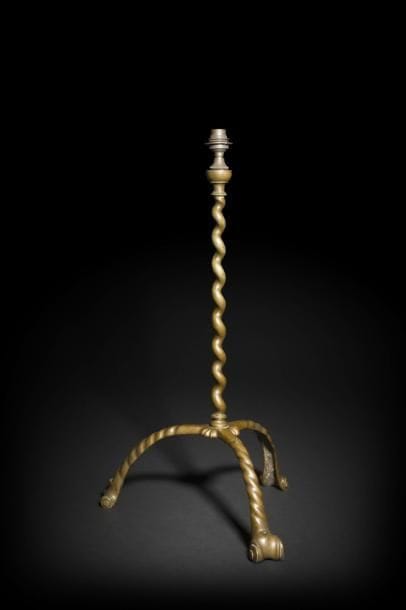 Grand flambeau en trépied en bronze patiné, le piétement et le fût torsadés ; (monté en lampe).
XVIIe siècle.
H : 60 cm