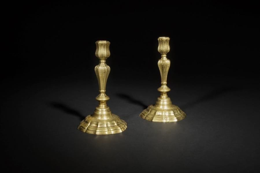 Paire de flambeaux en bronze verni et gravé (usures), le fût en balustre reposant sur une base contournée, à décor de rinceaux fleuris.
Époque Louis XV.
H : 24 cm
