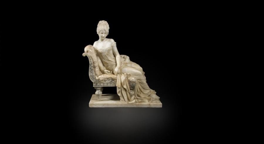 Adolfo Cipriani (act. 1880-1930)
Femme assise 
Marbre blanc veiné et marbre gris
H : 58 cm et terrasse : 47 x 24cm
Signé : A. Cipriani  sur la terrasse
Etat : petits éclats, rayure sur la tête, restauration ancienne sur la terrasse
