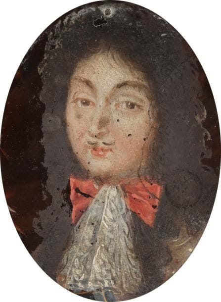 Portrait du roi Louis XIV (1638-1715), vers 1670, en cuirasse, ruban bleu de l’ordre du Saint-Esprit visible sous son jabot de dentelle à nœud rouge
Miniature à la gouache sur écaille, fin XVIIe siècle ou début XVIIIe siècle, ovale irrégulier 7,2 x 5,3 cm (accidents, manques et fendillement)