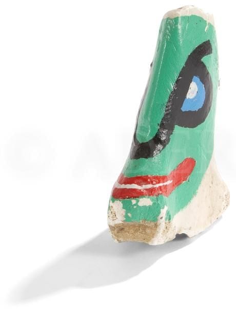 Jean-Joseph SANFOURCHE (1929-2010)
Tête porte bonheur
Galet peint.
Signé.
Joint : Os-visage en plâtre peint. Signé.
15 x 11,5 cm
Provenance : 
Collection Odette Dadoun, Paris.